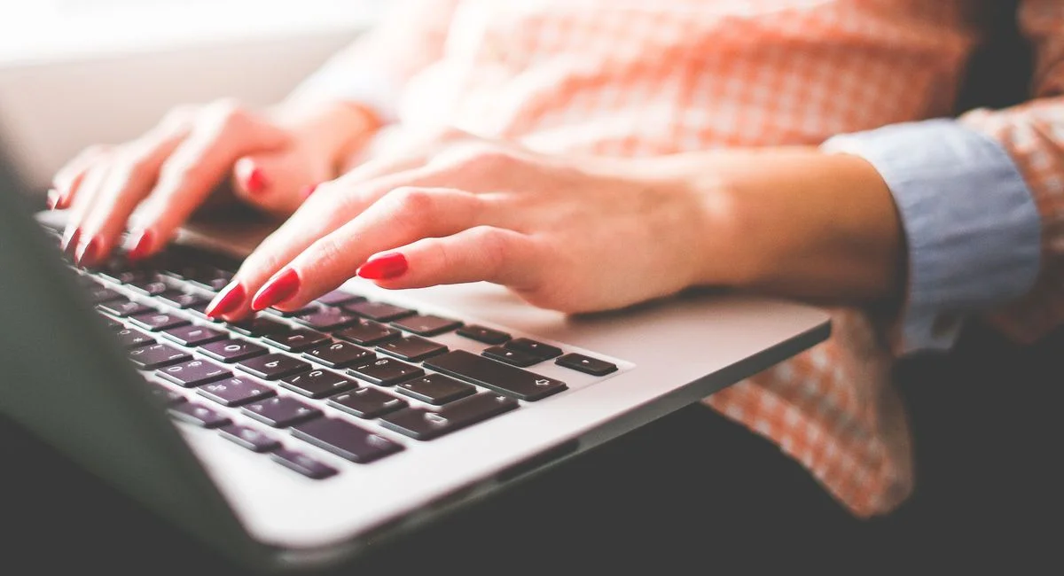 Rédaction persuasive web&nbsp;: les 5 mécanismes psychologiques que les copywriters professionnels exploitent pour transformer lecteurs en clients